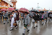 Regenschirme waren nützlich bei diesem Umzug (©Foto: Martin Schmitz)